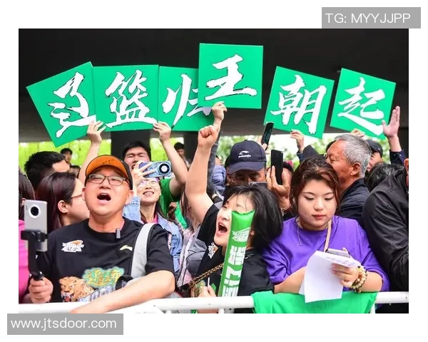球员赛后感恩粉丝热情接机 机场变身球迷海场面震撼 球员赛后感恩粉丝热情接机 机场变身球迷海场面震撼